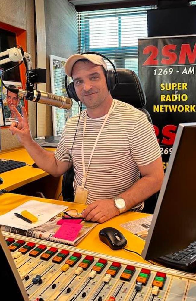 Radio 2sm store