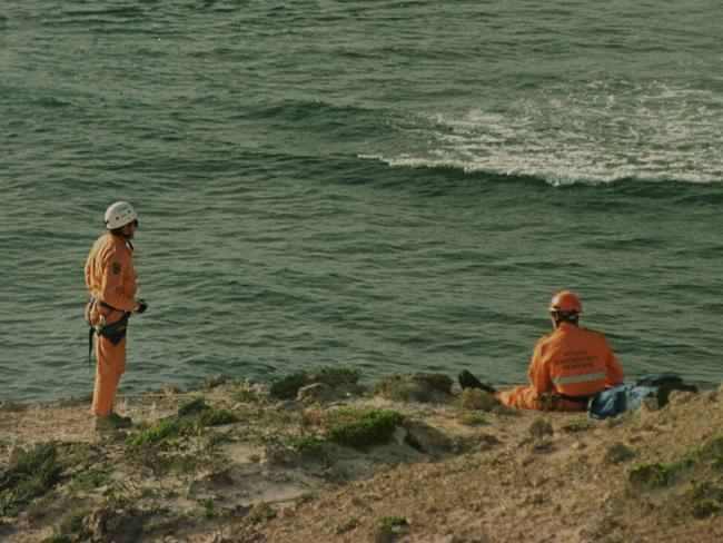 SEPTEMBER 24, 2000 : SES volunteers atop headland at SA's Anxious Bay 24/09/00 after teenager Jevan Wright (17) taken by great white shark. Pic Chris Crerar.South Australia / Accident / Volunteer