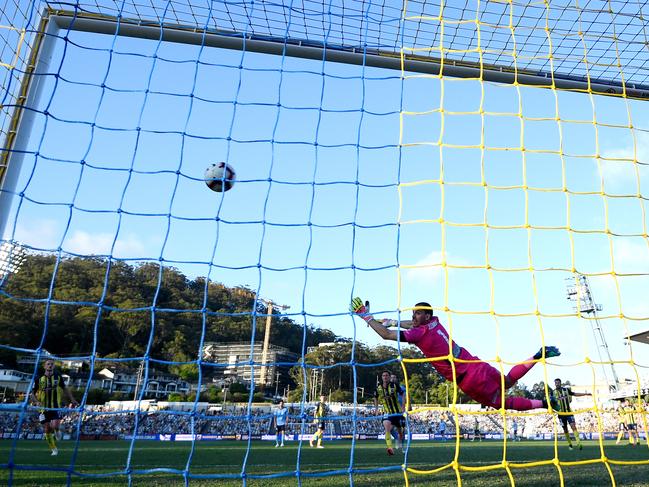 Ben Kennedy of the Mariners fails to save a strike by Brandon OÕNeill of Sydney during the Round 6 A-League match between Central Coast Mariners and Sydney FC at Central Coast Stadium in Gosford, Saturday, December 1, 2018. (AAP Image/Dan Himbrechts) NO ARCHIVING, EDITORIAL USE ONLY