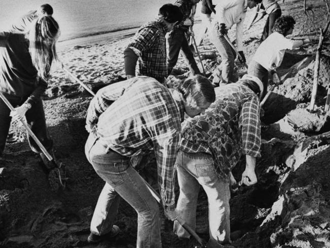 FBI agents scour the sand of a beach of the Columbia River in 1980, searching for additional money or clues in the 1971 hijacking case. Picture: Reid Blackburn/AP