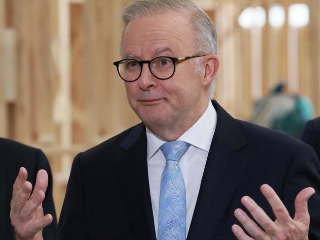 MELBOURNE, AUSTRALIA- NewsWire Photos JANUARY 31, 2025: The Prime Minister, Anthony Albanese, Minister Andrew Giles at Swinburrne Tafe in Croydon. They will visit Swinburne TAFEPicture:  NewsWire/ David Crosling