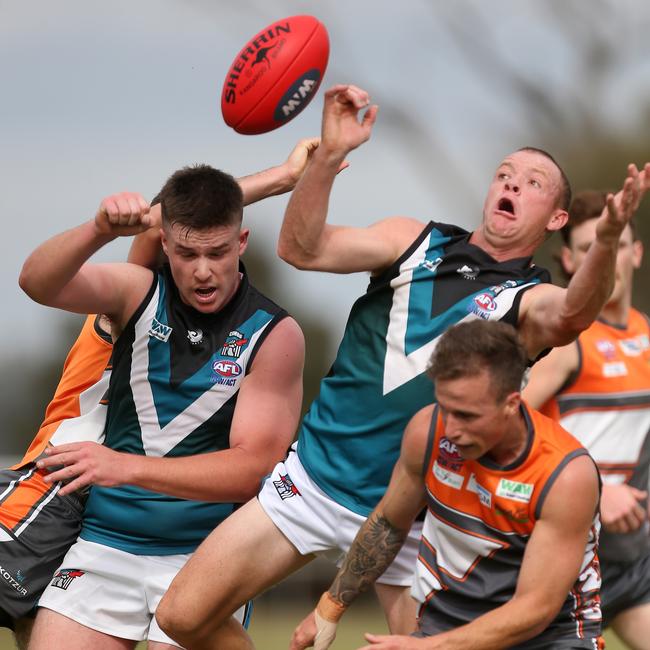 CDHBU player Brent Rose has plenty of opposition for the ball in a marking contest. Picture: Yuri Kouzmin