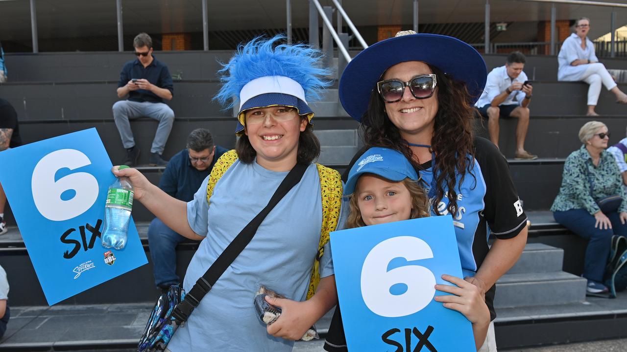 20/12/24. Gallery Big Bash - Adelaide Strikers v Melbourne Stars at Adelaide Oval. Picture: Keryn Stevens