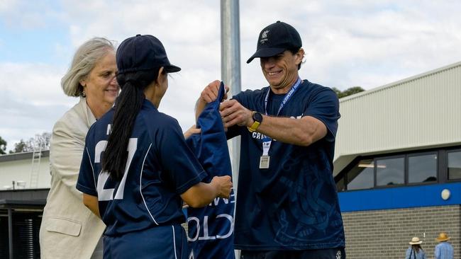 Chand Negi and Adam Power securing the flag. Picture: CM THOMAS PHOTOGRAPHY