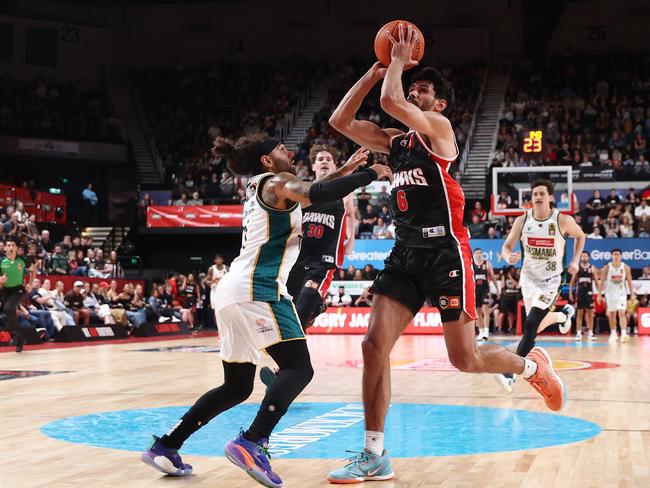 William Hickey of the Hawks drives to the basket under pressure from Jordon Crawford of the JackJumpers. (Photo by Jason McCawley/Getty Images)