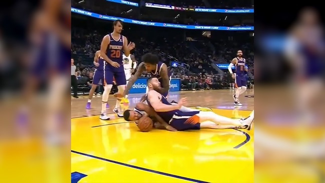 Aron Baynes breaks Steph Curry's hand