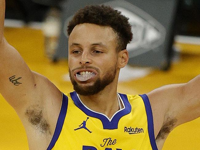 SAN FRANCISCO, CALIFORNIA - JANUARY 03: Stephen Curry #30 of the Golden State Warriors celebrates after Kelly Oubre Jr. #12 made a three-point basket against the Portland Trail Blazers at Chase Center on January 03, 2021 in San Francisco, California. NOTE TO USER: User expressly acknowledges and agrees that, by downloading and or using this photograph, User is consenting to the terms and conditions of the Getty Images License Agreement.   Ezra Shaw/undefined/AFP == FOR NEWSPAPERS, INTERNET, TELCOS & TELEVISION USE ONLY ==