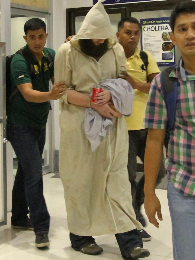 Philippine police operatives escort Australian Islamic preacher Robert Cerantonio. Picture: AP