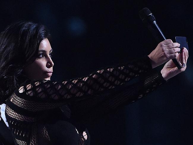 Kim’s on stage selfie fail
