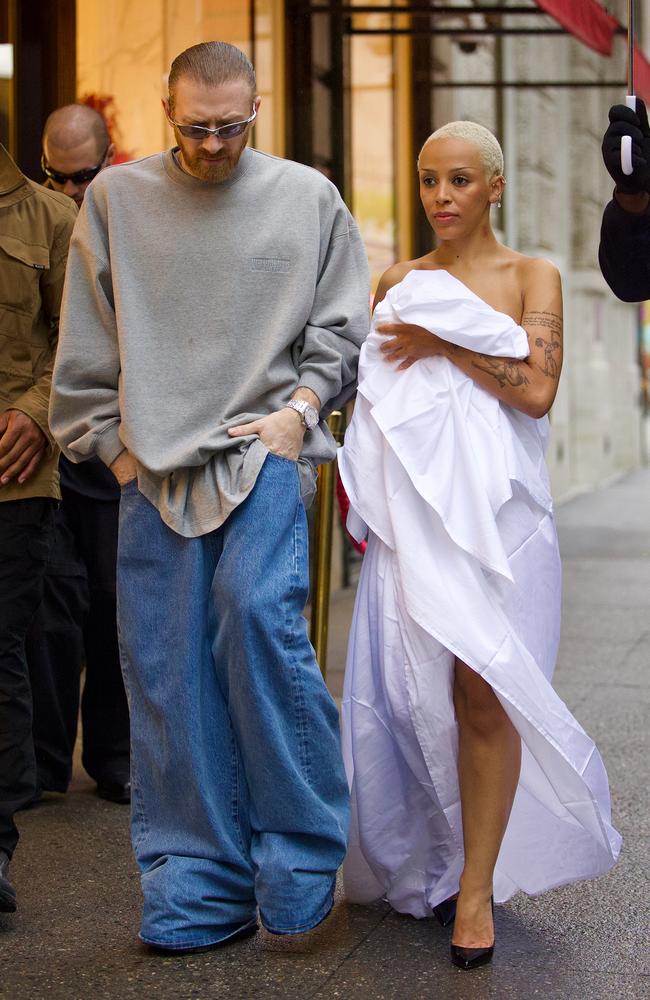 Doja Cat shocked onlookers as she arrived at the Cartier store in New York wearing a bedsheet. Picture: SplashNews.com