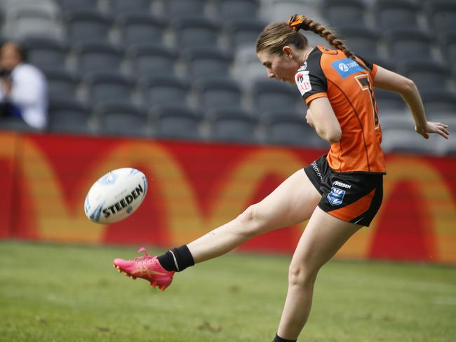 Ellie Barnett kicks for Wests Tigers. Picture: Warren Gannon Photography