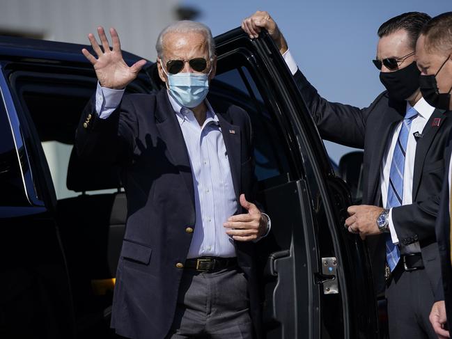 NEW CASTLE, DE - OCTOBER 22: Democratic presidential nominee Joe Biden arrives at New Castle Airport to board his campaign plane on October 22, 2020 in New Castle, Delaware. Biden is traveling to Nashville, Tennessee for the final presidential debate with President Donald Trump.   Drew Angerer/Getty Images/AFP == FOR NEWSPAPERS, INTERNET, TELCOS & TELEVISION USE ONLY ==