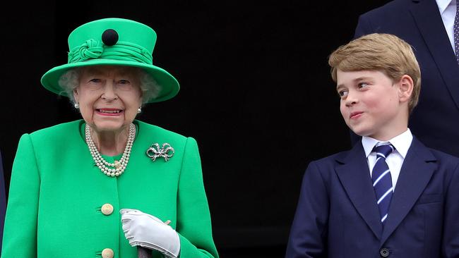 LONDON, ENGLAND - JUNE 05: Queen Elizabeth II and Prince George of Cambridge on the balcony of Buckingham Palace during the Platinum Jubilee Pageant on June 05, 2022 in London, England. The Platinum Jubilee of Elizabeth II is being celebrated from June 2 to June 5, 2022, in the UK and Commonwealth to mark the 70th anniversary of the accession of Queen Elizabeth II on 6 February 1952.  (Photo by Chris Jackson/Getty Images) *** BESTPIX ***