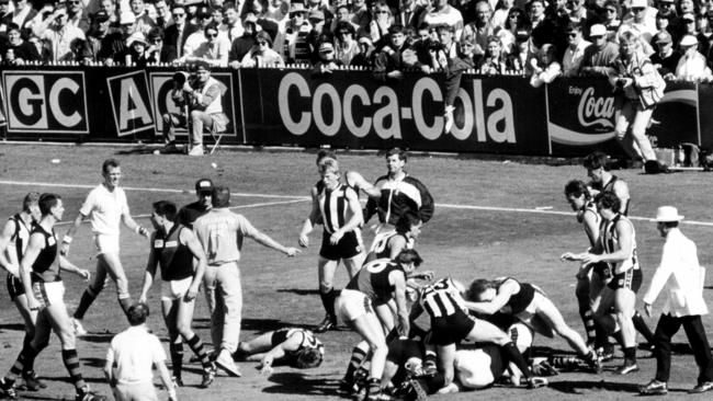 It’s on between the Magpies and Bombers during quarter-time of the 1990 Grand Final.