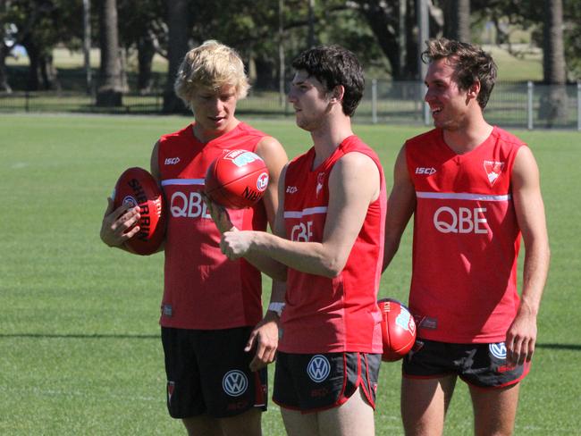 Tyrone Leonardis (middle) at Sydney training with teammates Isaac Heeney and Jack Hiscox. Credit: sydneyswans.com.au