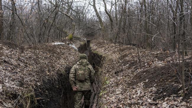 Ukraine soldiers min a trench near the Russian border. Picture: Getty Images.