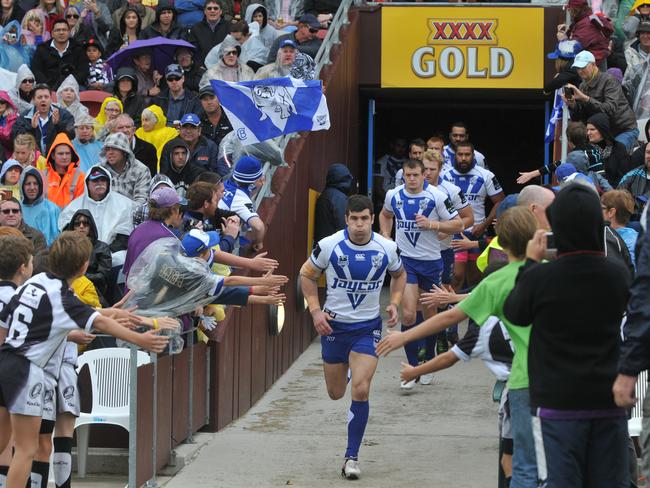 Action from the Bulldogs versus Storm game at Virgin Australia Stadium, Mackay. Photo Lee Constable / Daily Mercury