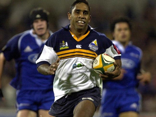 MAY 10, 2002 : Andrew Walker (ball) on his way to tryline during ACT Brumbies v Auckland Blues Super 12 game at Canberra Stadium, 10/05/02. Pic John Feder. Rugby Union A/CT