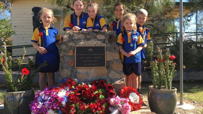 Durong South State School students commemorate Anzac Day at Boondooma Homestead, 2017.