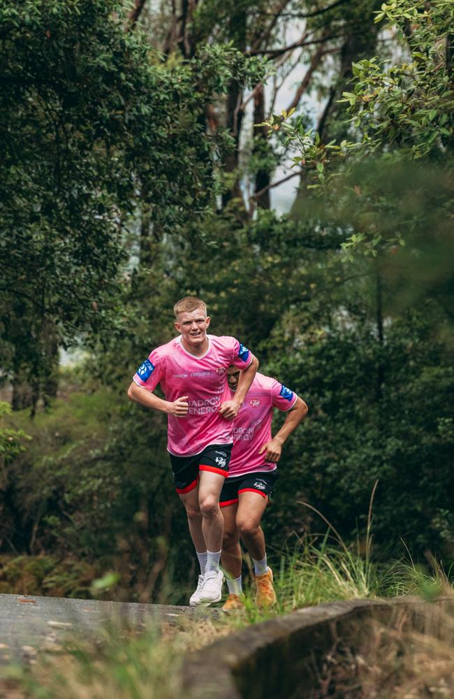 Youngster Kade Reed pushes through the road run. Photo Dragons