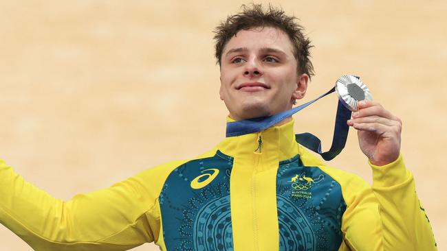 Australia's Matthew Richardson celebrates his silver medal on the podium of the men's track cycling keirin event of the Paris 2024 Olympic Games at the Saint-Quentin-en-Yvelines National Velodrome in Montigny-le-Bretonneux, south-west of Paris, on August 11, 2024. (Photo by Emmanuel DUNAND / AFP)