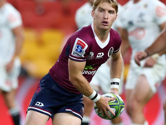 BRISBANE, AUSTRALIA - FEBRUARY 29: Tate McDermott of the Reds passes during the round five Super Rugby match between the Reds and the Sharks at Suncorp Stadium on February 29, 2020 in Brisbane, Australia. (Photo by Chris Hyde/Getty Images)