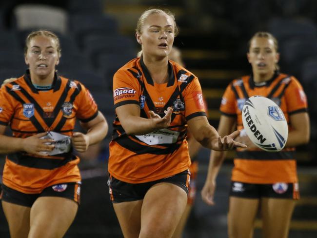 Abbie Hamilton shifts the ball. Picture Warren Gannon Photography