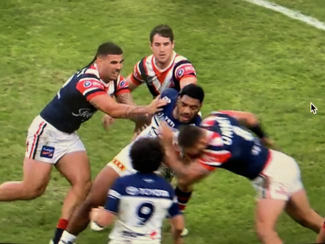 Jared Waerea-Hargreaves' shoulder makes contact with the head.