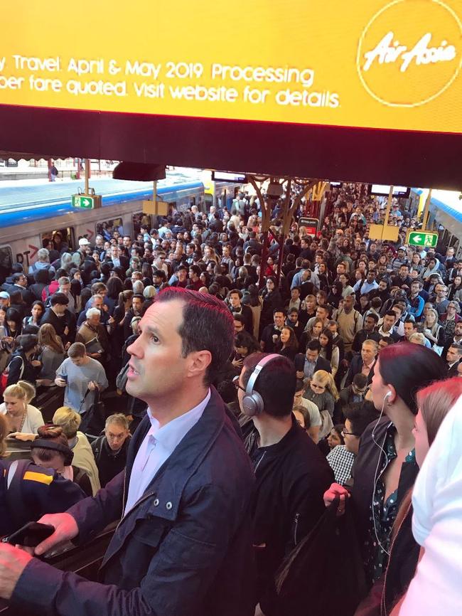 Flinders St station flooded with commuters. Picture: Gigi Sam/Twitter