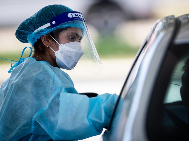 Daily Telegraph. News. 20/12/21.Heffron Park, Maroubra, Sydney.Pics by Julian Andrews.Pictures show people being tested  at the Heffron Park drive-through  COVID test centre in Maroubra.