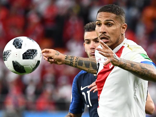 Peru's forward Paolo Guerrero (front R) and France's defender Lucas Hernandez (rear R) eye the ball during the Russia 2018 World Cup Group C football match between France and Peru at the Ekaterinburg Arena in Ekaterinburg on June 21, 2018. / AFP PHOTO / FRANCK FIFE / RESTRICTED TO EDITORIAL USE - NO MOBILE PUSH ALERTS/DOWNLOADS