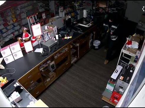 Brazen thief robs post office