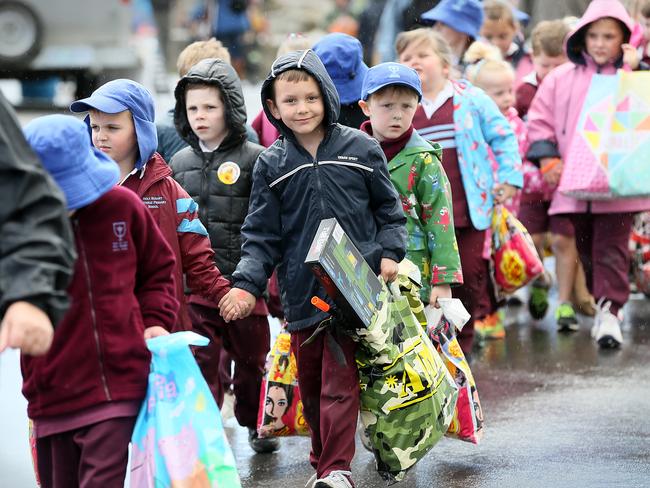 Students from Holy Rosary Catholic School make their way home with their show goodies. Picture: SAM ROSEWARNE.