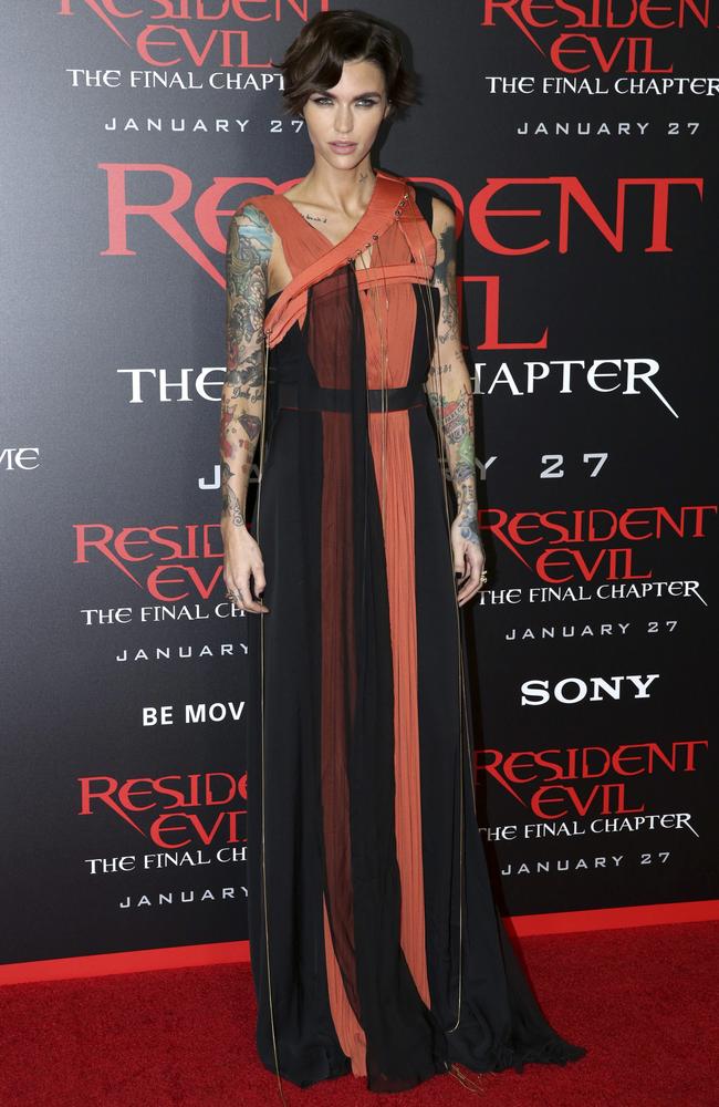 Rose shows off her slender frame at the premiere of Resident Evil: The Final Chapter in LA.