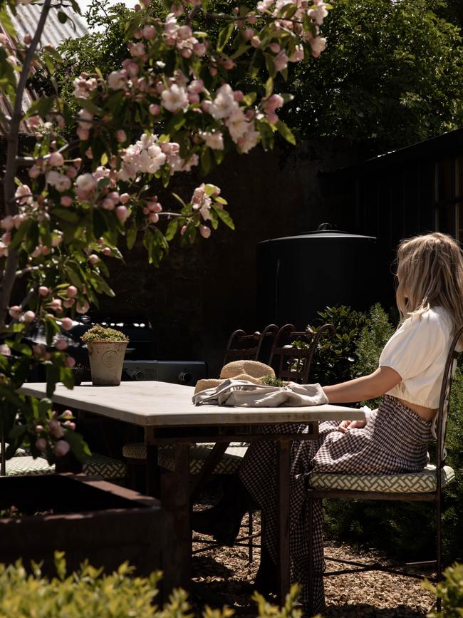 Raffah House, Oatlands, alfresco entertaining area is perfect for dining outdoors when the weather is warm.