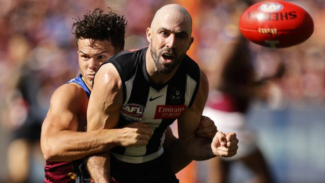 Cam Rayner locks onto Steele Sidebottom. Picture: Darrian Traynor/AFL Photos/via Getty Images