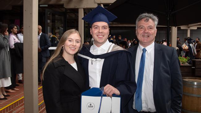 05-10-2023 Deakin Graduation Masters of Architecture. Abbey Jones with William and Haydn Caris