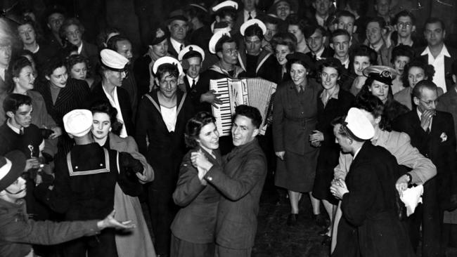 Aug 15 1945 : Victory celebrations - with couples, civilians and servicemen, dancing at parties all night long in Kings Cross Sydney at the end of WWII. picNews/Ltd. NSW / Australian Armed Forces / Army / Soldier / Navy / Sailor history VP VJ Day