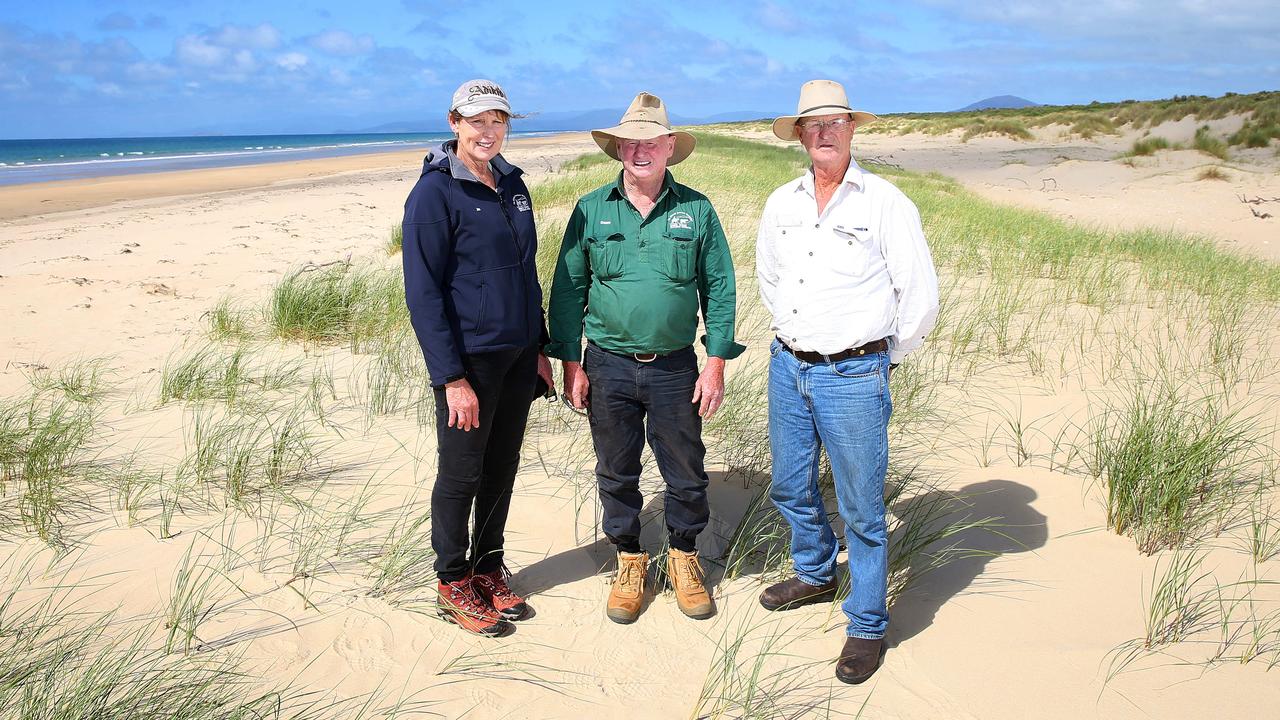 Snake Island Cattlemen’s Association secretary Jen Bland, Bruce Chapman and past president John Giliam.