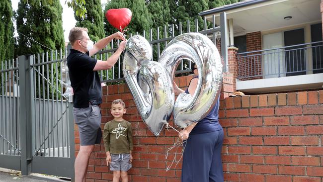 Supporters leave GB balloons at the outgoing premier’s Northbridge home. Picture: Richard Dobson