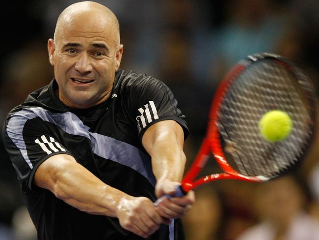 Retired player Andre Agassi returns to fellow retiree Sampras during a friendly exhibition match at the Venetian Hotel in Macau, 25/10/2009.