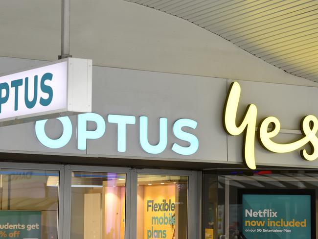 MELBOURNE, AUSTRALIA - NewsWire Photos MAY 25, 2022: Generic telecommunications images. Optus retail shop on Bourke Street in Melbourne. Picture: NCA NewsWire / Andrew Henshaw