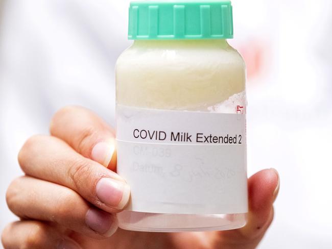 A member of staff of breast milk bank of the VUmc holds a bottle containing breast milk of a woman infected by COVID-19, the novel coronavirus, in Amsterdam,on August 19, 2020. - The breast milk of women who have had a Covid-19 infection contains antibodies against the coronavirus. This has emerged from research by the Emma Children's Hospital of Amsterdam UMC in collaboration with other institutes. (Photo by Remko DE WAAL / ANP / AFP) / Netherlands OUT