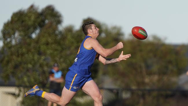 Roscoe fires out a handball. Picture: Valeriu Campan