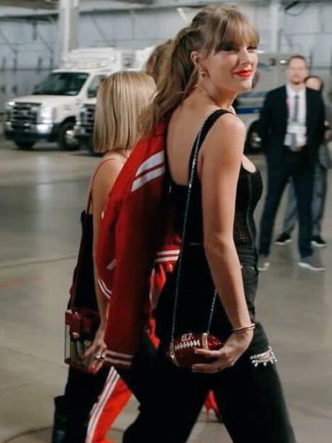 Taylor Swift arrives at the Superbowl 2024 carrying a football-shaped bag in a tribute to Travis Kelce. Picture: X/TheSwiftSociety