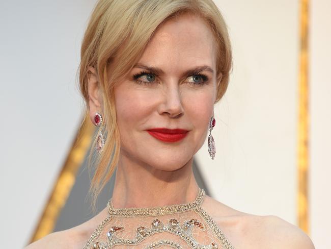 Nominee for Best Supporting Actress "Lion" Nicole Kidman arrives on the red carpet for the 89th Oscars on February 26, 2017 in Hollywood, California. / AFP PHOTO / VALERIE MACON