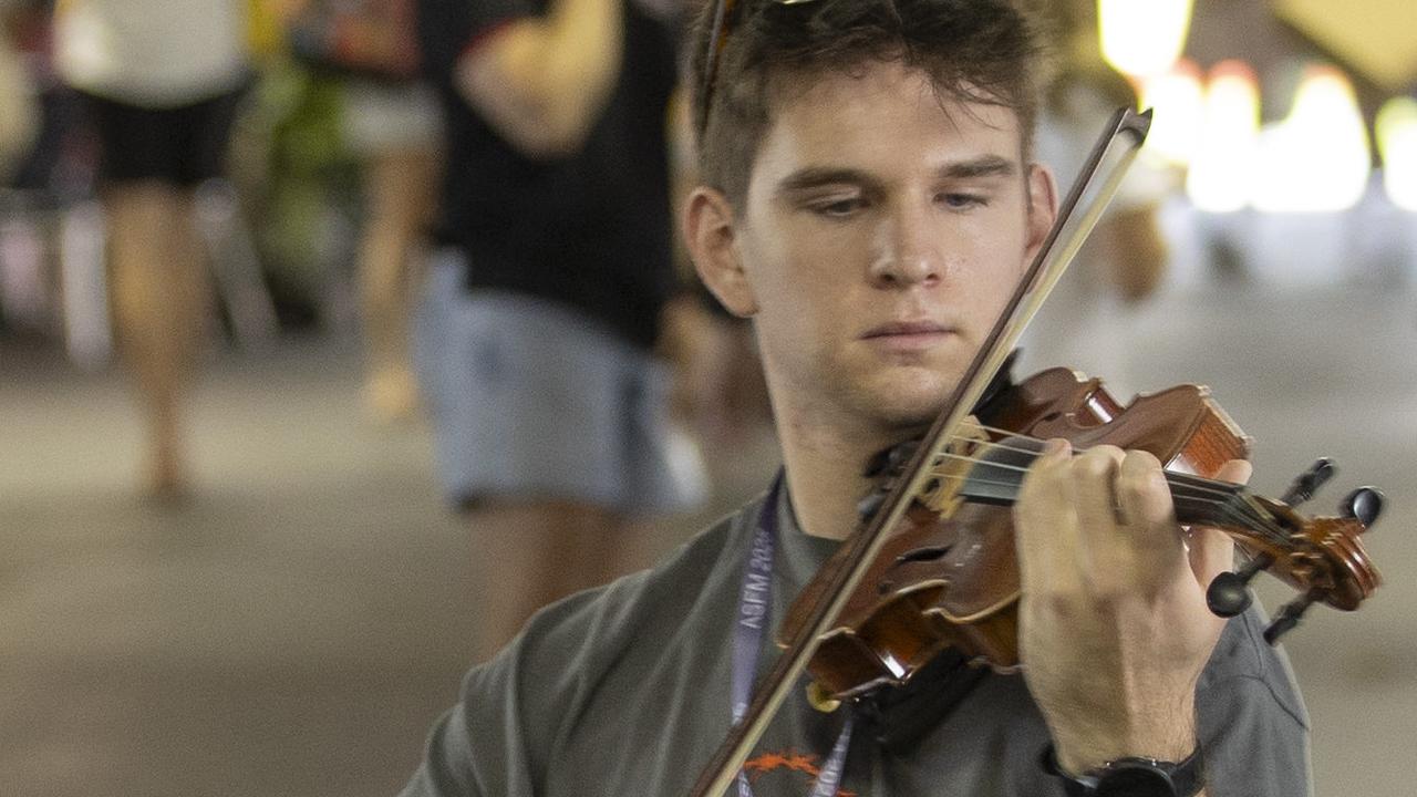 How this 18yo Adelaide busker makes shoppers weep