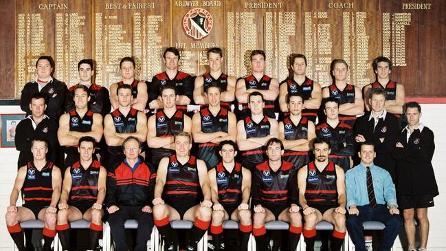 The Old Xaverians team of 2000. New AFL CEO Andrew Dillon (3rd from right front row)