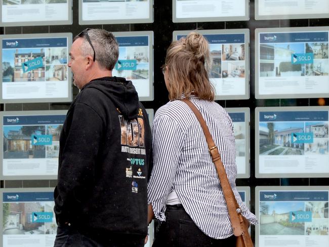 MELBOURNE, AUSTRALIA - NewsWire Photos OCTOBER 27, 2022: Generic image of real estate agent window in Melbourne. Picture: NCA NewsWire / Andrew Henshaw