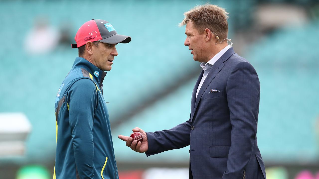 Warne has a word with former Aussie coach Justin Langer.